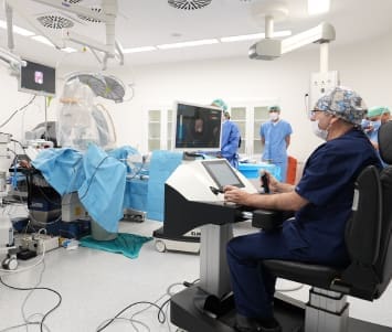 The world's first stone removal robot