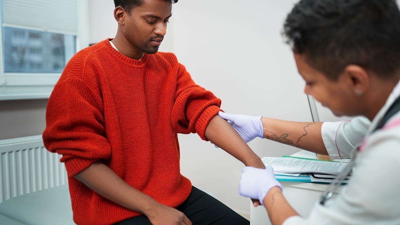 How Do Blood Tests and ECGs Detect a Heart Attack in the Emergency Room? 1 How Do Blood Tests and ECGs Detect a Heart Attack in the Emergency Room?