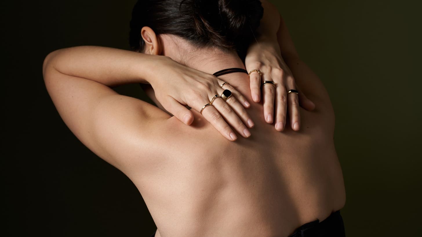 Can Back Pain Cause Chest Pain? Exploring the Connection with Rib and Shoulder Discomfort 1 back pain 18 LIV Hospital