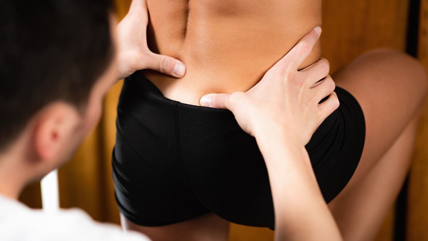 How to Relieve Middle Back Pain and Chest Pain: Practical Steps 1 back pain 12 LIV Hospital