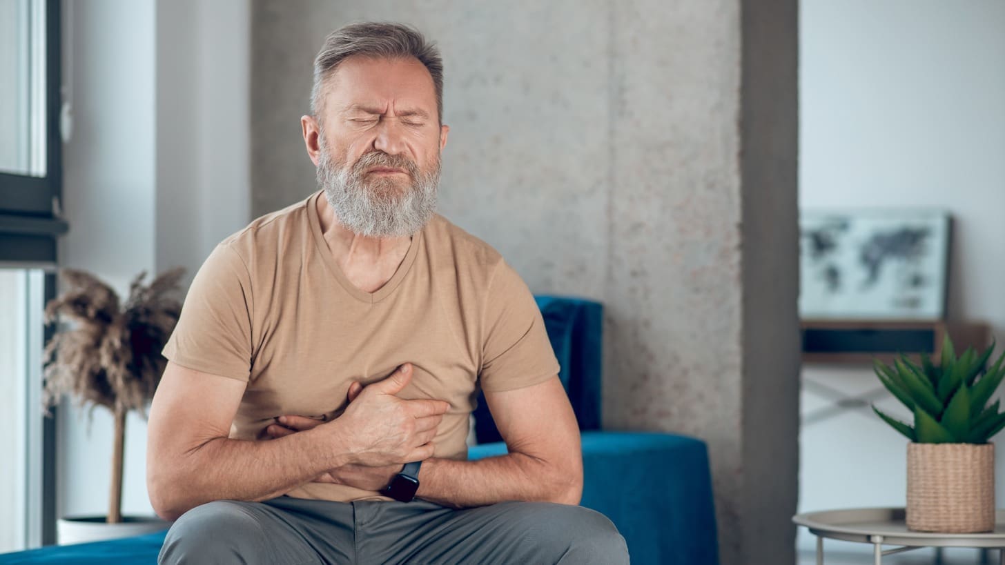 10 Common Causes of Chest Tightness and Back Pain (With Key Warning Signs) 1 chest pain 62 LIV Hospital