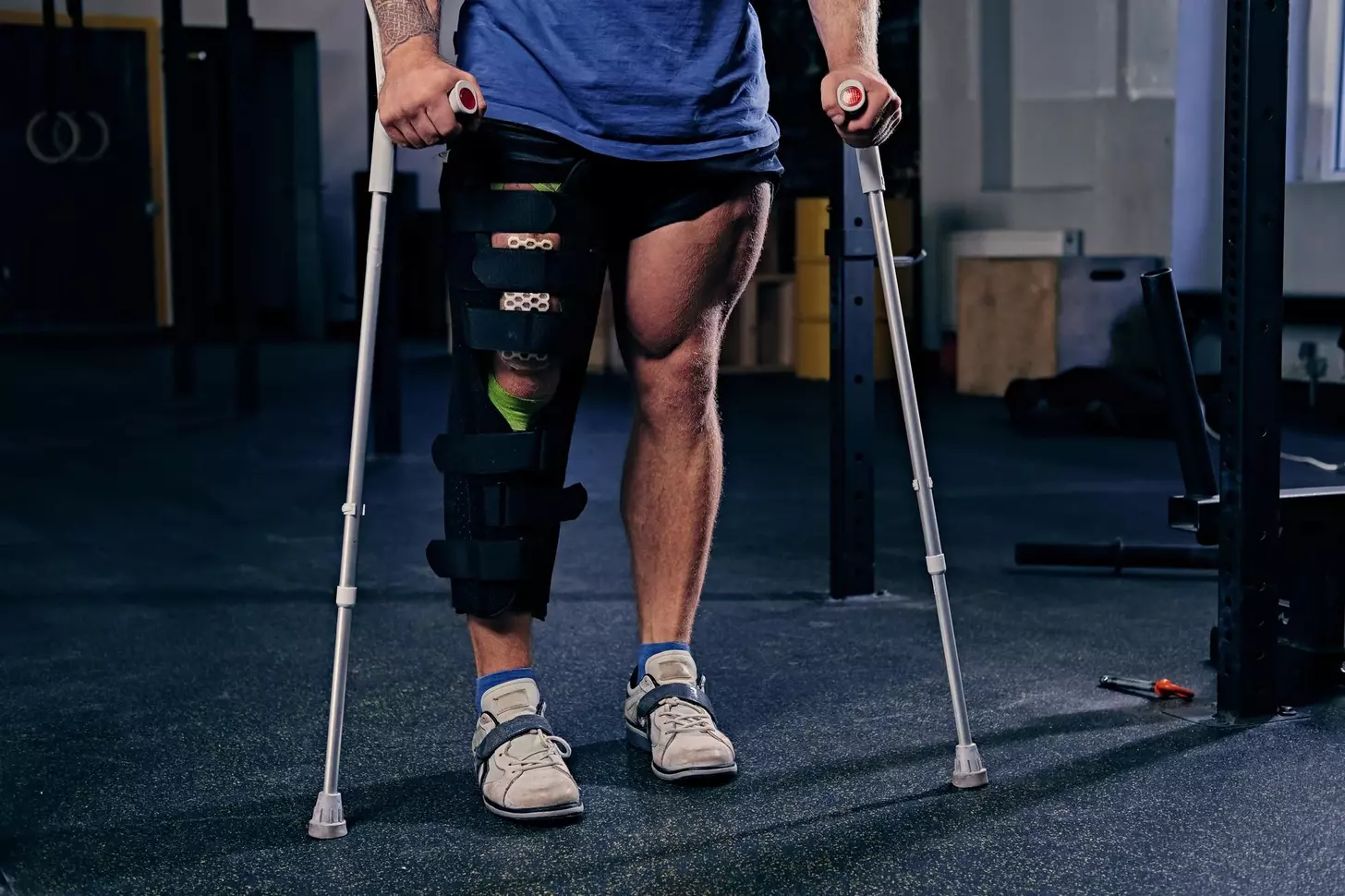 How to Walk With a Cane After Knee Replacement: Step-by-Step Guide