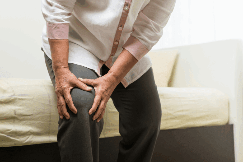 When to See a Doctor for Knee Pain 3 When to See a Doctor for Knee Pain