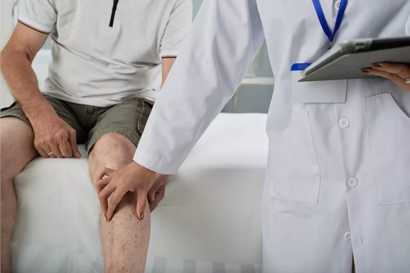 Why Is Heat Not Recommended After Knee Replacement, and When Is It Safe to Use It?