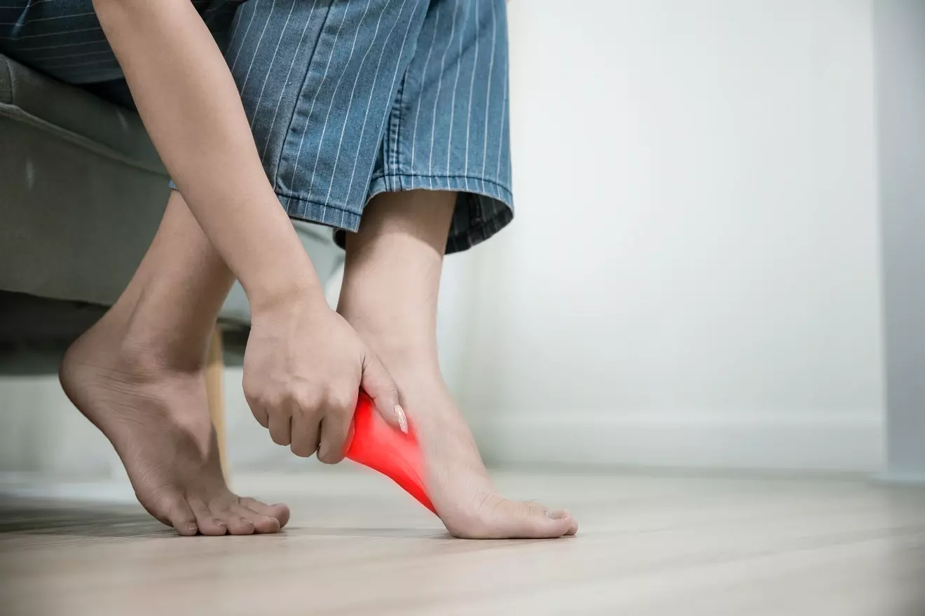 7 Common Causes of Numbing Pain in Left Leg With Tingling and Numbness