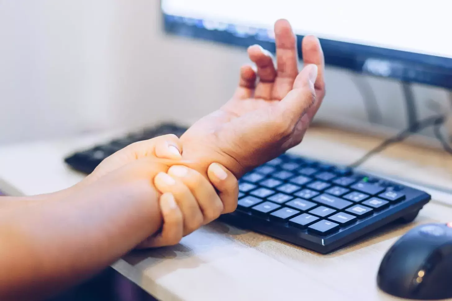 7 Pros and Cons of Carpal Tunnel Surgery: Success Rate, Effectiveness, and Risks