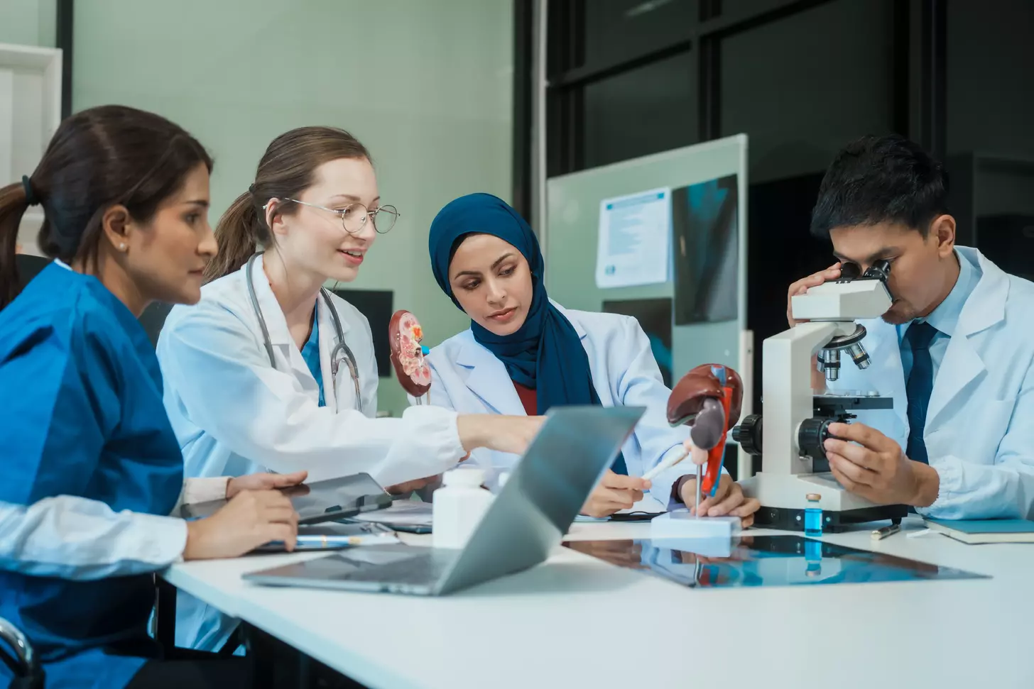 10 Essential Examples of AI Surgeons Revolutionizing Robotic Surgery