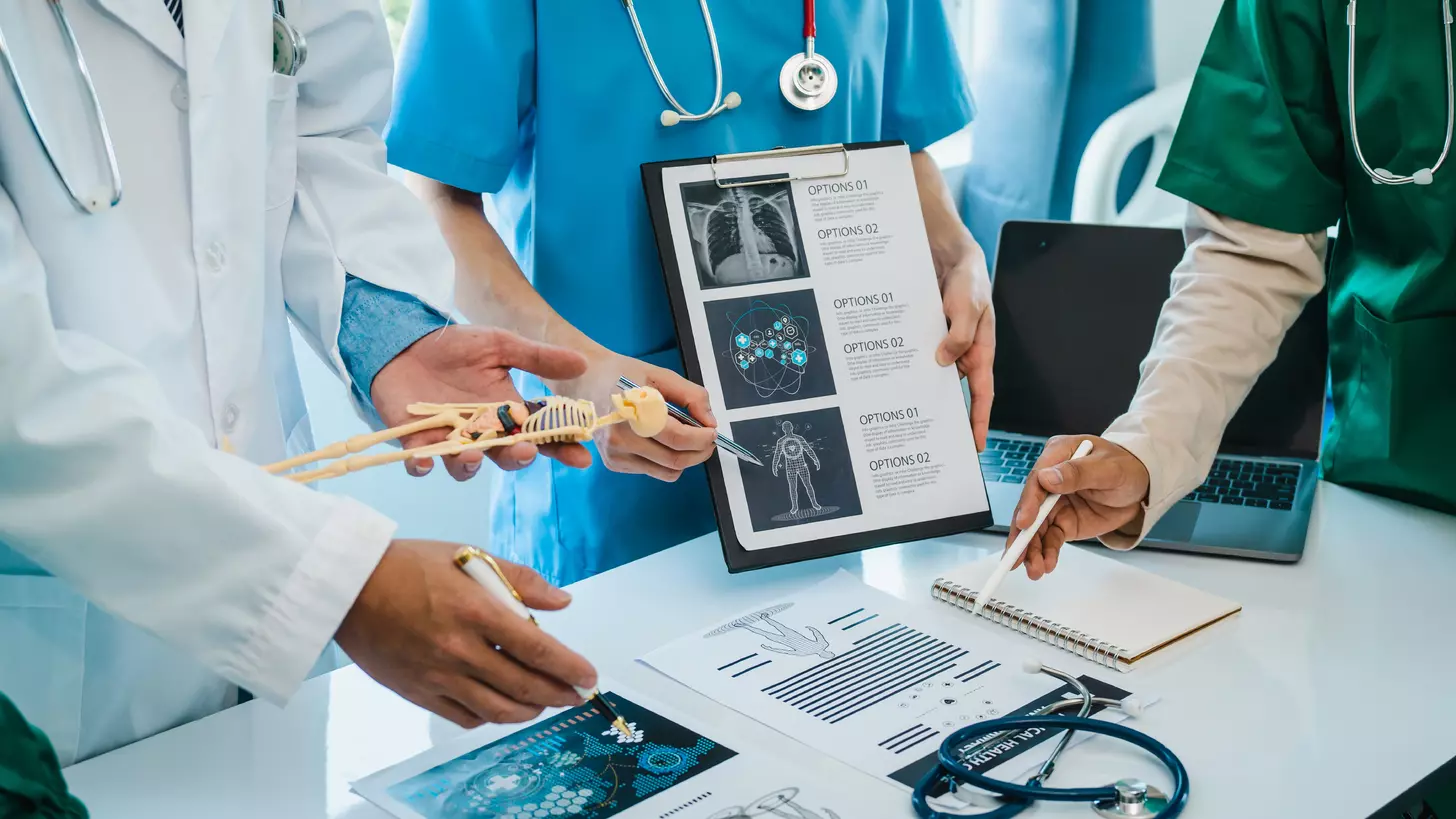 7 Key Duties of an Orthopedic Doctor: Diagnosis, Treatment & More