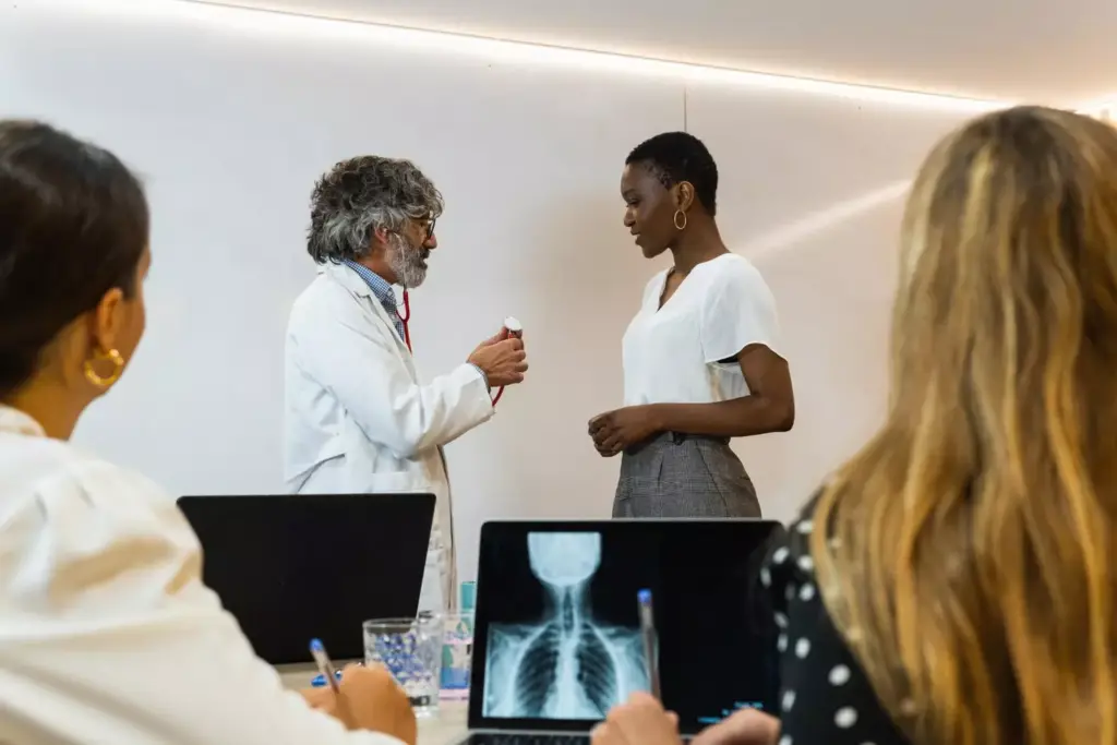 A highly detailed, realistic scan of a cancerous lung, showcasing the characteristic squamous cell carcinoma. The image should have a clinical, analytical feel, with crisp, high-resolution clarity. The focal point should be a cross-section of the affected lung, revealing the irregular, scaly tumor growth within the alveolar tissue. Surrounding this, depict the intricate network of bronchioles and blood vessels, conveying the complex, invasive nature of the disease. Use muted, desaturated tones to evoke a sense of seriousness and medical seriousness. Employ subtle, directional lighting to highlight the textural details of the affected lung, creating depth and dimensionality. The overall composition should be balanced and symmetrical, lending an authoritative, scientific air to the image.