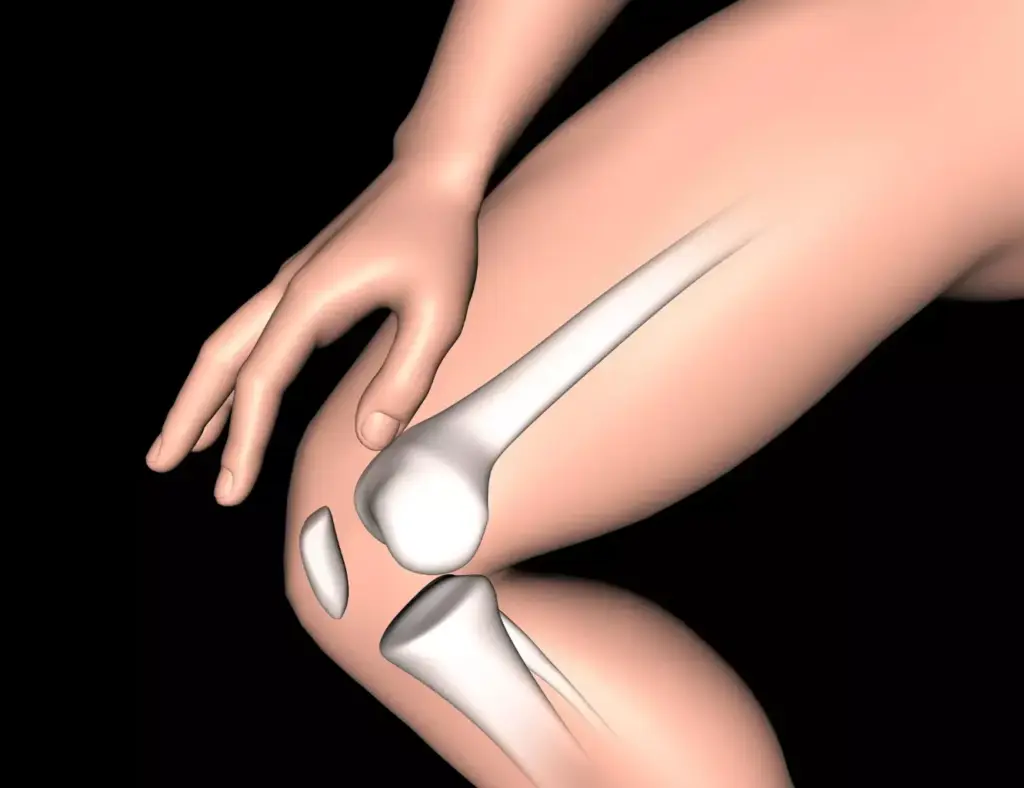 A surgical scene showcasing the latest in knee replacement technology. In the foreground, a detailed anatomical cross-section of a human knee joint, its intricate structures rendered in precise, lifelike detail. Behind it, a gleaming titanium knee implant, its components precisely engineered to seamlessly integrate with the patient's natural bone and tissue. In the background, a sterile operating theater bathed in cool, clinical lighting, with medical equipment and tools arranged with meticulous order. The overall atmosphere conveys a sense of medical innovation, precision, and the steady progress of orthopedic science.