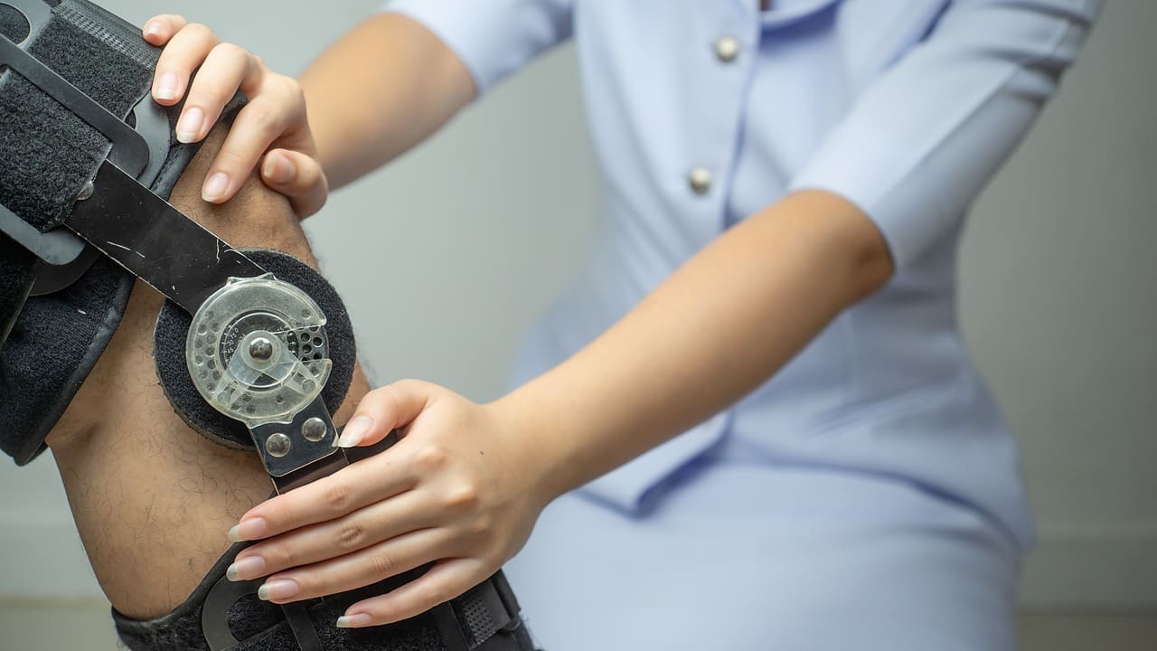 Knee Arthroscopy Recovery Time: 7 Key Stages from Crutches to Walking