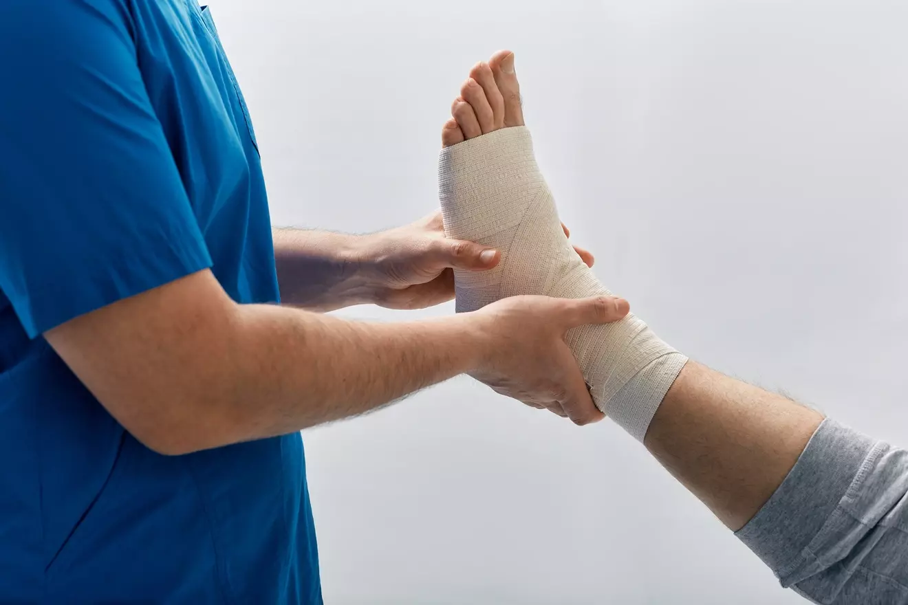 Ankle Sprain vs Fracture: 7 Key Signs to Tell the Difference 1 ankle sprain or fracture LIV Hospital