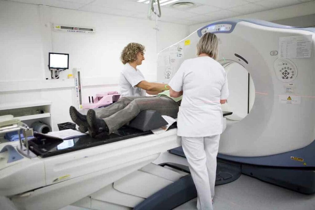 Thyroid Radiotherapy Side Effects: 7 Key Risks of Radiation and Iodine Treatment 1 Thyroid Radiotherapy Side Effects: 7 Risks