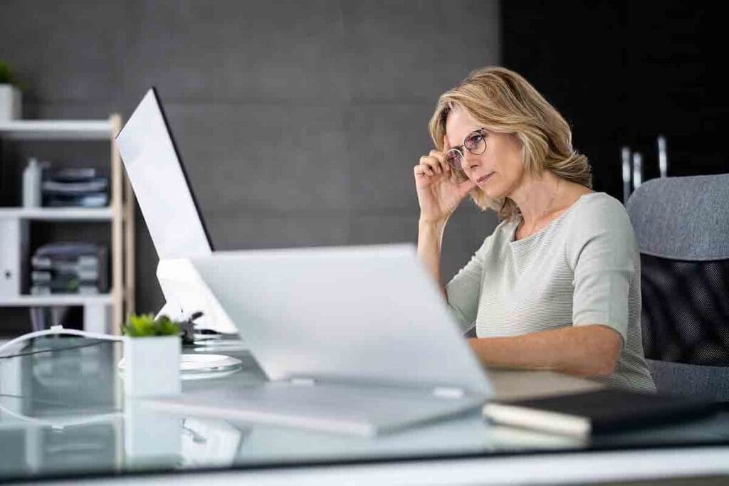 12 Signs of Iron Deficiency Women Shouldn't Ignore (With Daily Needs): How Much Iron Per Day for a Woman with Anemia