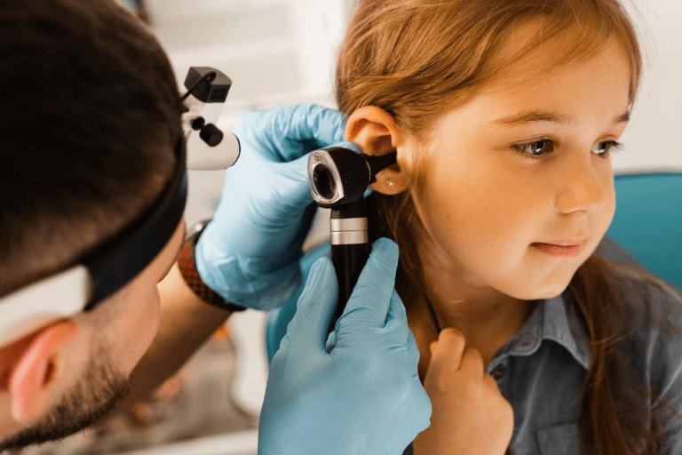 What are the red flags of acute otitis media?