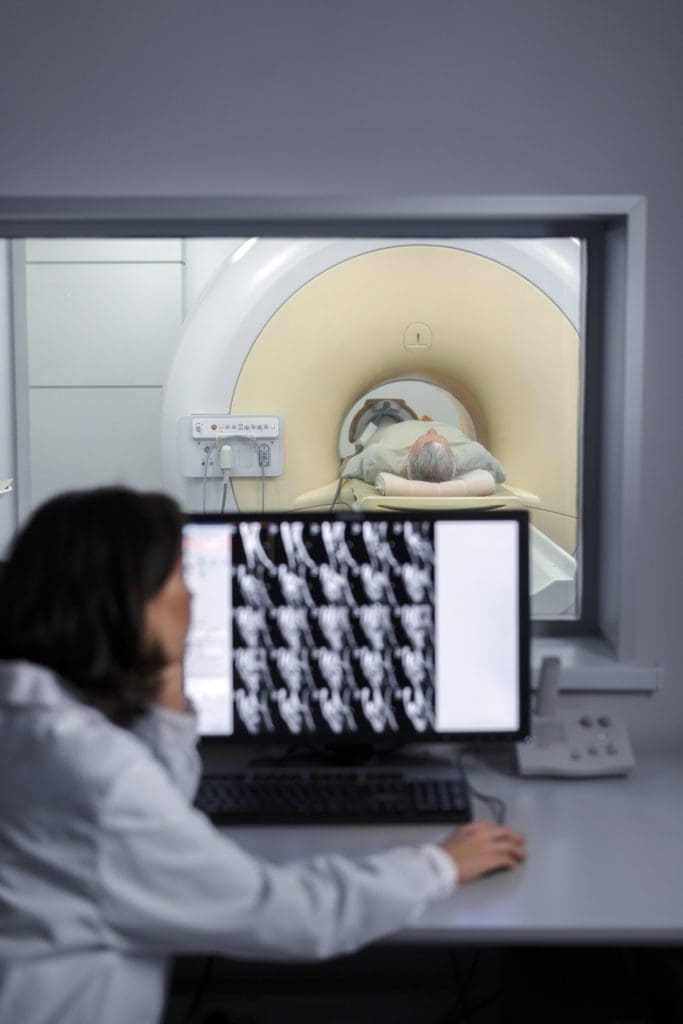 Can a PET scan tell if a tumor is malignant? 2 Pet scan
