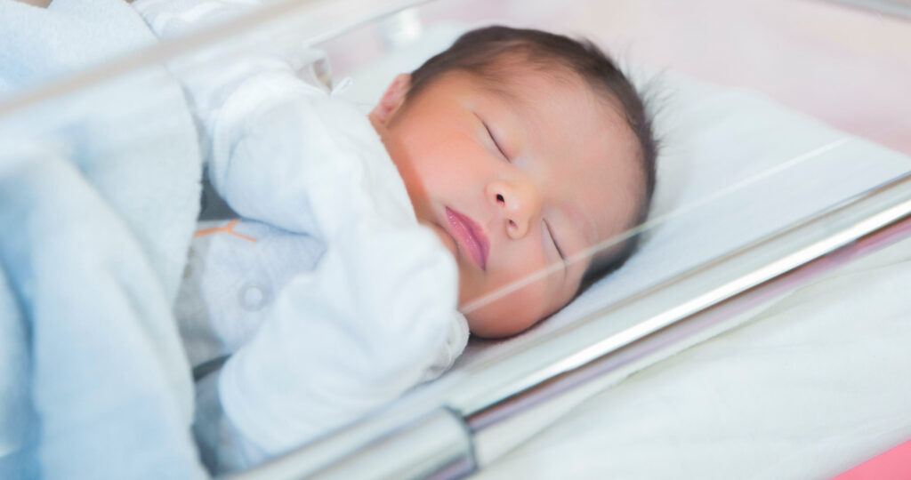 newborn baby sleeps hospital crib newborn clothes 1 1 LIV Hospital