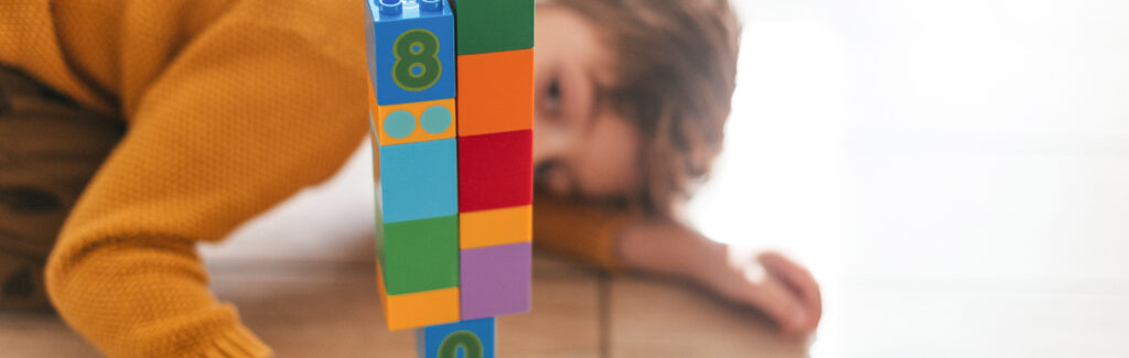 kid playing with cubes 1 LIV Hospital
