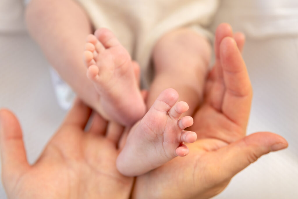 parent holding hands feet newborn baby mom holding baby feet 1 LIV Hospital
