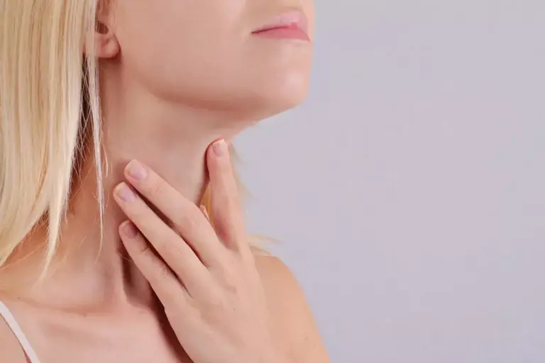 19 Signs of Thyroid Problems: Dizziness, Dry Skin & More