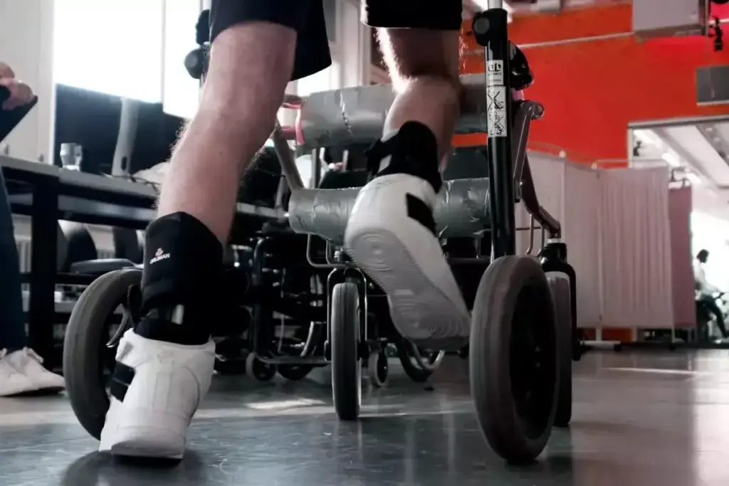 What Causes Ascending Paralysis in Autoimmune Muscle Disease?