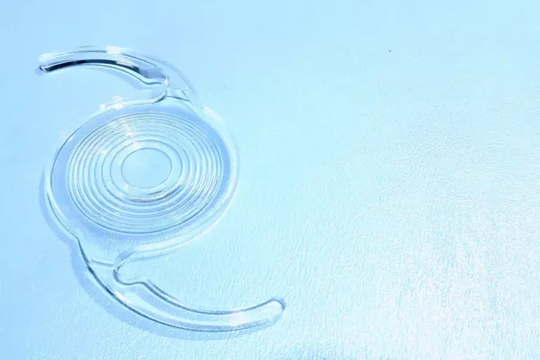 5 Best Contact Lenses for Presbyopia: AcuVue Oasys & More