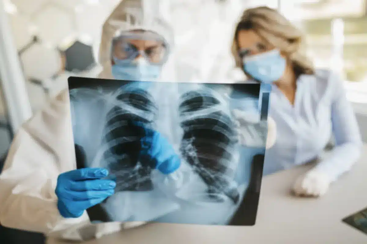 What's the Difference Between Walking Pneumonia and Regular Pneumonia?