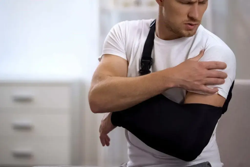 Arm Sling: Amazing Comfort For Healthy Support 1 image 1 387 LIV Hospital