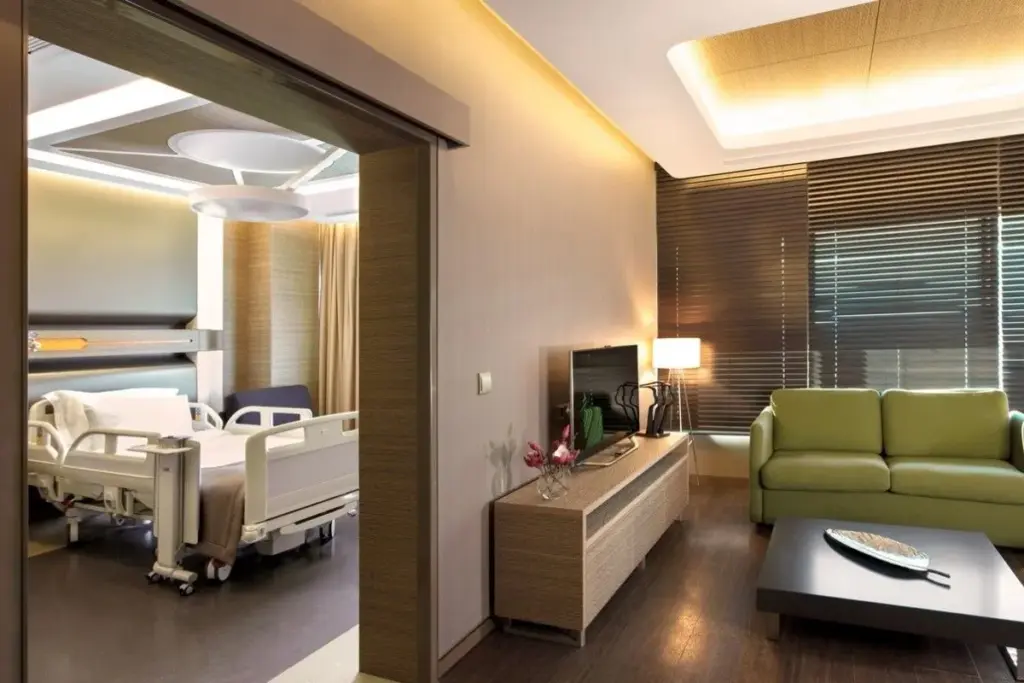 Early Feeding vs. Traditional Post-Op Fasting Approaches