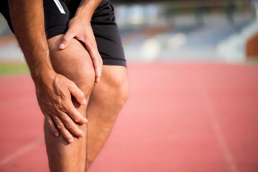 What Are the Signs and Symptoms of a Knee Injury?